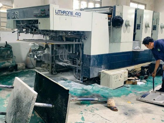 Thực hiện tháo máy in KOMORI LITHRONE L-440